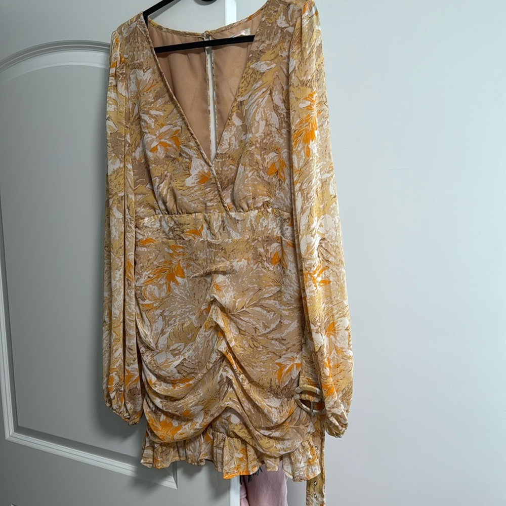 Women’s dress size L with belt